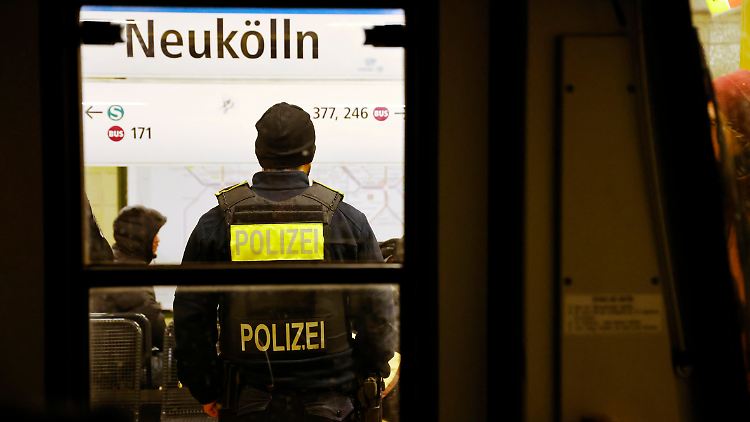 Die Polizeikontrolle fand am S-Bahnhof Neukölln statt. (Archivbild)
