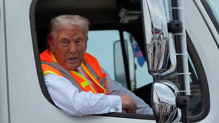 Fährt in Orange vor: Donald Trumps Verkleidung als Müllkutscher zielt auch gegen Joe Biden. 