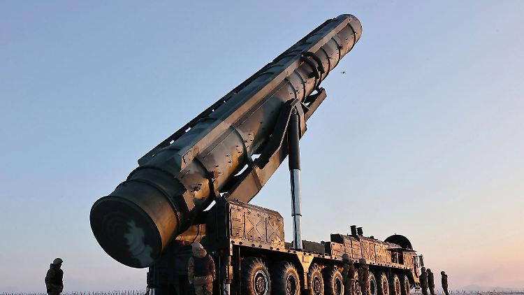 Tokio erklärte, dass die nordkoreanische Rakete eine Höhe von 7000 Metern erreicht habe und insgesamt 86 Minuten in der Luft gewesen sei. (Archivbild)