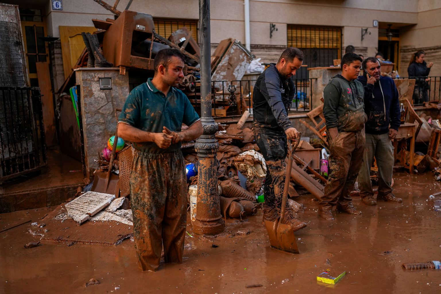 Nach dem heftigen Unwetter mit mindestens 150 Toten in Spanien ...