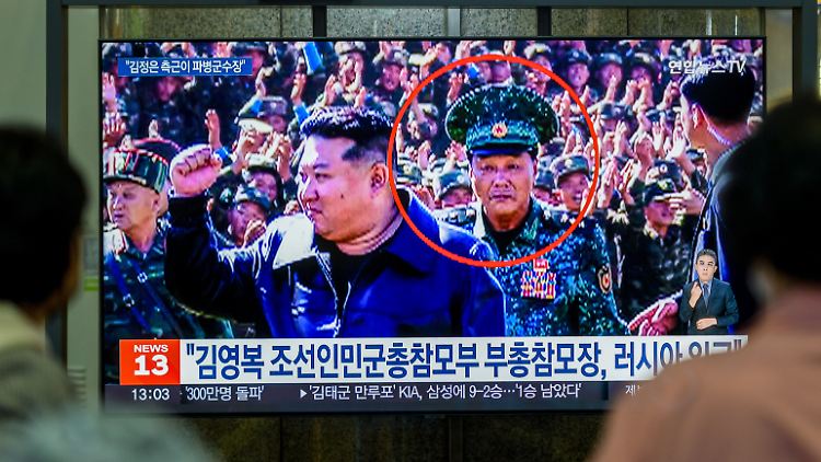 An einem Bahnhof in Seoul läuft eine Nachrichtensendung mit Aufnahmen des nordkoreanischen Generals Kim Yong Bok (im roten Kreis). 