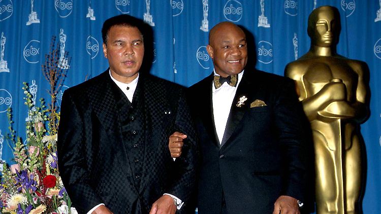"Ich sehe Alligatoren mit Posaunen", sagt Muhammad Ali 1974 in Kinshasa. Hier ist er 1997 mit George Foreman bei den Oscar. 