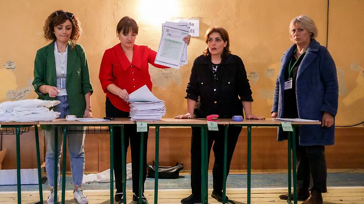 Die Opposition in Georgien wirft der Regierung in Tiflis und Russland Einmischung vor.