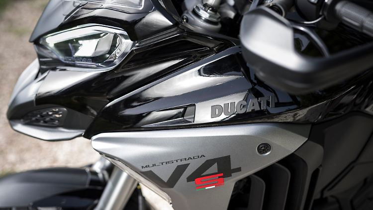 Dass bei der ja nicht gerade billigen Ducati die schlüssellose Tankdeckel-Bedienung nicht im Preis enthalten ist, erscheint knickerig.