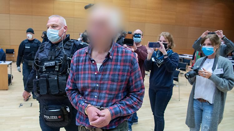 Der Angeklagte während eines früheren Prozesses im Oktober 2021. Dem aktuellen Verfahren blieb der 77-Jährige weitestgehend fern.