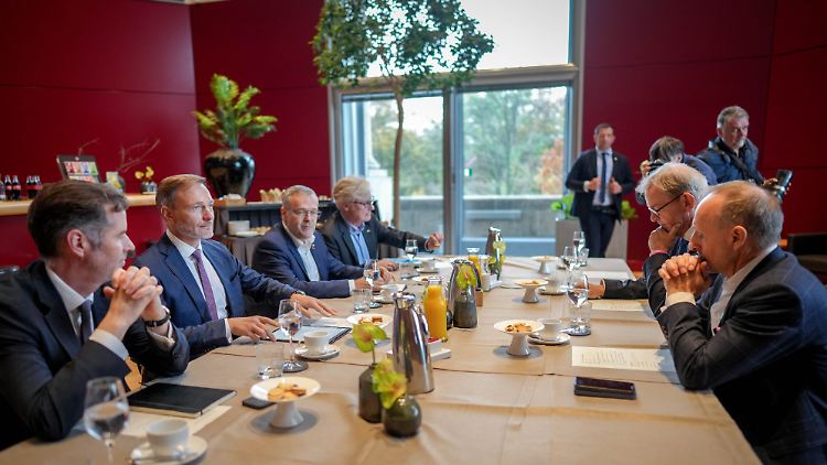 Finanzminister Lindner mit Wirtschaftsvertretern am Dienstag im Bundestag.