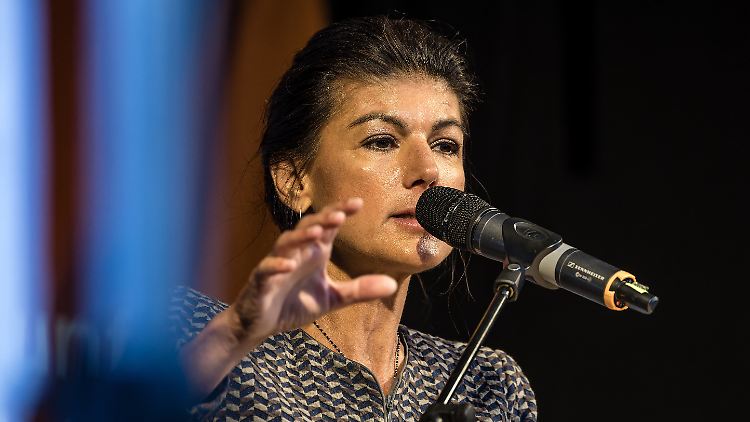 Der russische Präsident Putin hat für Gespräche mit der Ukraine Bedingungen gestellt, die einem Diktatfrieden gleichkommen. Für die Partei von Sahra Wagenknecht sind Verhandlungen dennoch das Top-Thema.