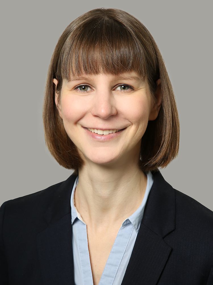 Dr. Sonja Thielges ist Politikwissenschaftlerin und Geoökonomin. Sie berät unter anderem Bundesregierung und Bundestag in außenpolitischen Fragen mit Fokus auf Klima-, Energie- und Industriepolitik.