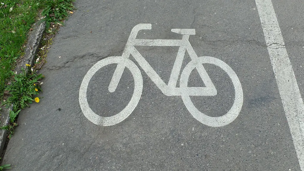 Ein-Fahrradsymbol-weist-Radfahrern-die-Benutzung-des-Radweges-an