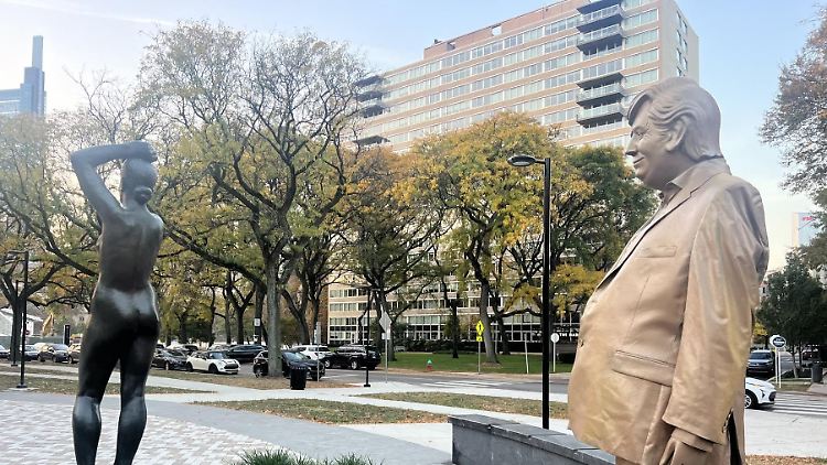 Trump blickt auf eine Nacktstatue.