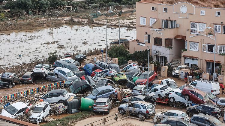 Autos vom Wasser in und übereinander geschoben. Spanien kämpft mit den Folgen einer Flutkatastrophe.