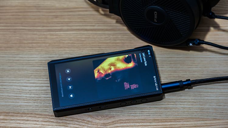 Der Fiio M23 ist etwa so groß wie ein Smartphone, aber dicker und schwerer.