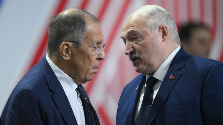 Moskaus engster Verbündeter im Angriffskrieg gegen die Ukraine: Lukaschenko (r.), zusammen mit Russlands Außenminister Lawrow beim "BRICS"-Gipfel im Oktober.
