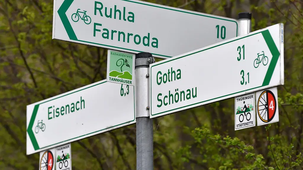 Wegweiser-an-einem-Radweg-in-Thueringen