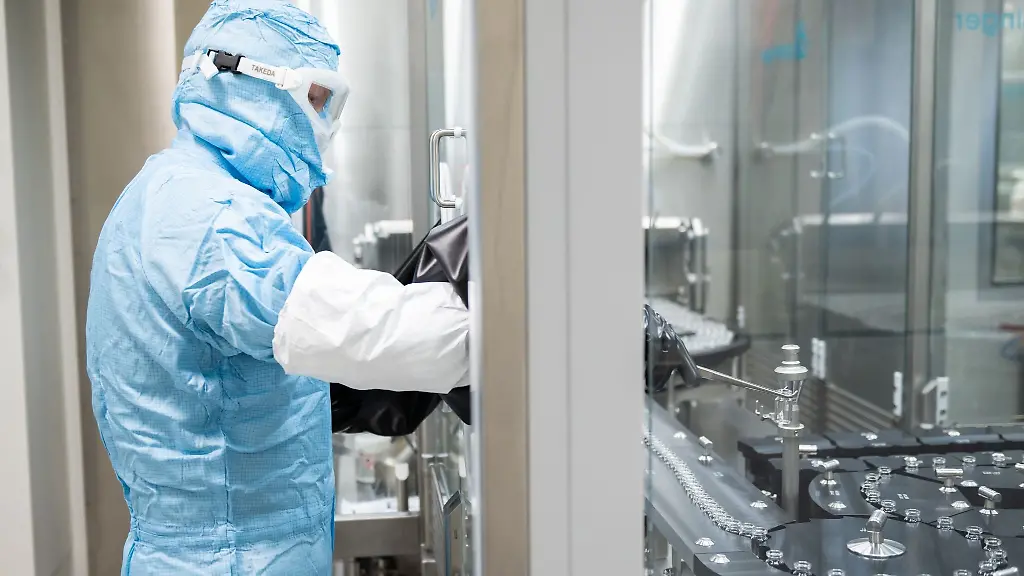 Ein-Arbeiter-steht-an-einer-Anlage-fuer-pharmazeutische-Produkte-bei-Takeda-Pharmaceutical