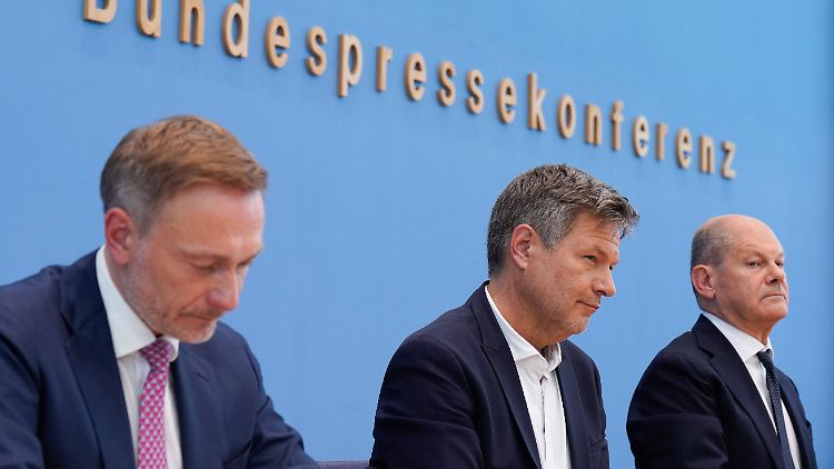 Viele Befragte sind mit der Arbeit der Minister Christian Lindner, Robert Habeck und des Kanzlers Olaf Scholz (v.l.) unzufrieden.