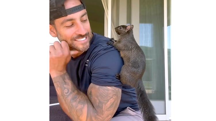 Mark Longo mit dem Eichhörnchen "Peanut".
