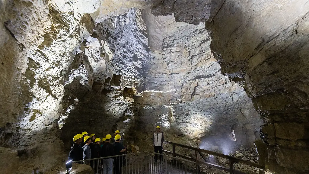 Eine-Besuchergruppe-steht-im-grossen-Dom-der-Teufelshoehle