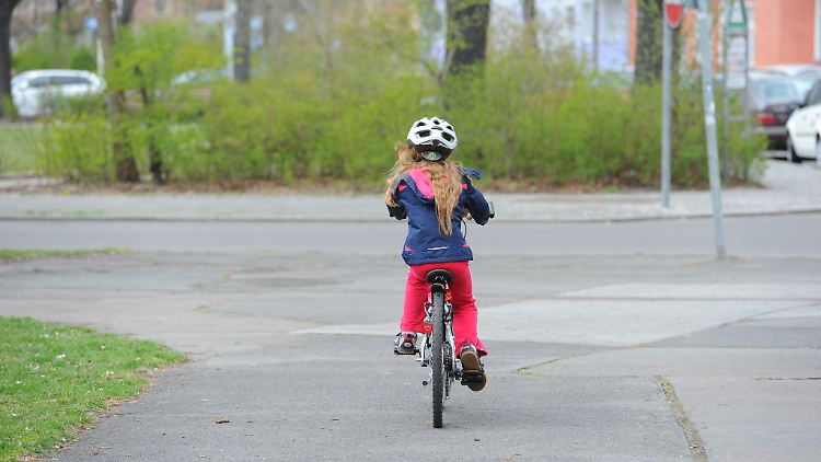 Kinder im Straßenverkehr: Hier müssen andere Verkehrsteilnehmer besonders vorsichtig agieren und im Zweifel auf die eigene Vorfahrt verzichten.