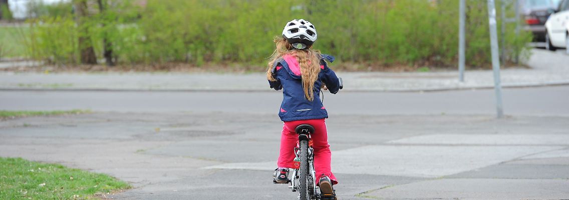 Kinder im Straßenverkehr: Hier müssen andere Verkehrsteilnehmer vorsichtig agieren - und im Zweifel auf die eigene Vorfahrt verzichten.