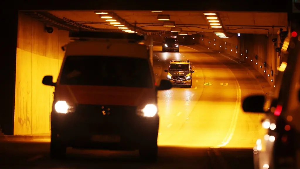In-Duesseldorf-fahren-Einsatzfahrzeuge-nach-einem-Unfall-im-den-Rheinufer-Tunnel-aus-dem-Tunnel-raus