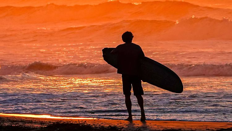 Surfen kann mitunter gefährlich sein. (Symbolbild)
