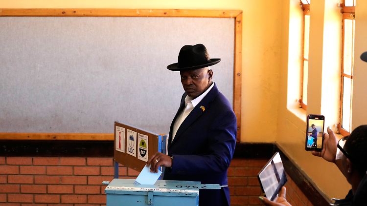 Der bisherige Präsident Botsuanas, Mokgweetsi Masisi, gibt seine Stimme in einer Grundschule ab.
