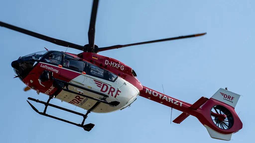Der-Hubschrauber-fliegt-ueber-eine-Rettungsstation