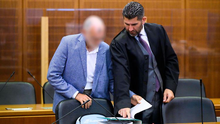 Der Angeklagte, hier neben seinem Anwalt, ist schon vorbestraft.