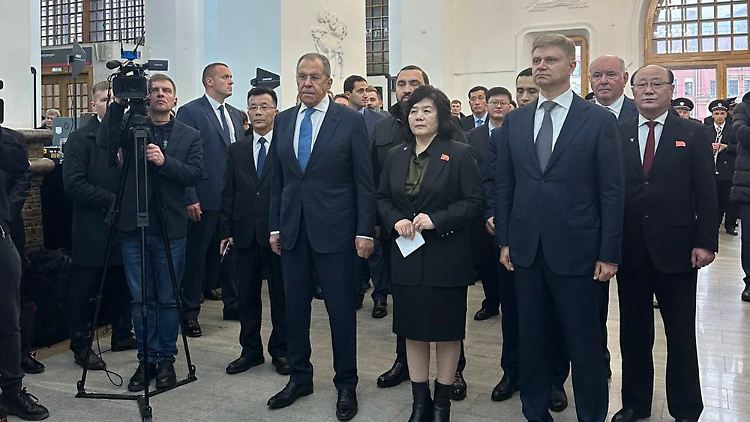 Außenministerin Choe Son Hui trifft in Moskau auf ihren Amtskollegen, Sergej Lawrow.