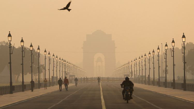 Das berühmte India Gate ist nur noch schemenhaft zu erkennen.