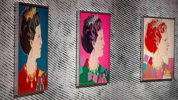 Siebdrucke der dänischen Königin Margrethe II. in einem Museum im niederländischen Apeldoorn. Sie ähneln einem Warhol-Werk, das jetzt gestohlen wurde. 