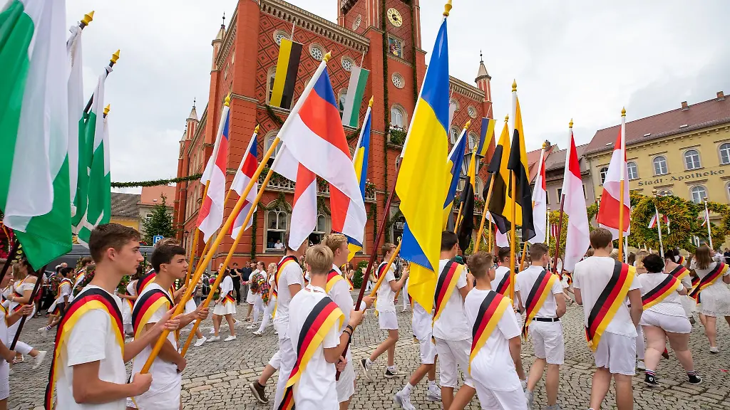 Schueler-in-weisser-Kleidung-der-Klassenstufen-1-11-aus-den-Kamenzer-Schulen-ziehen-durch-die-Stadt