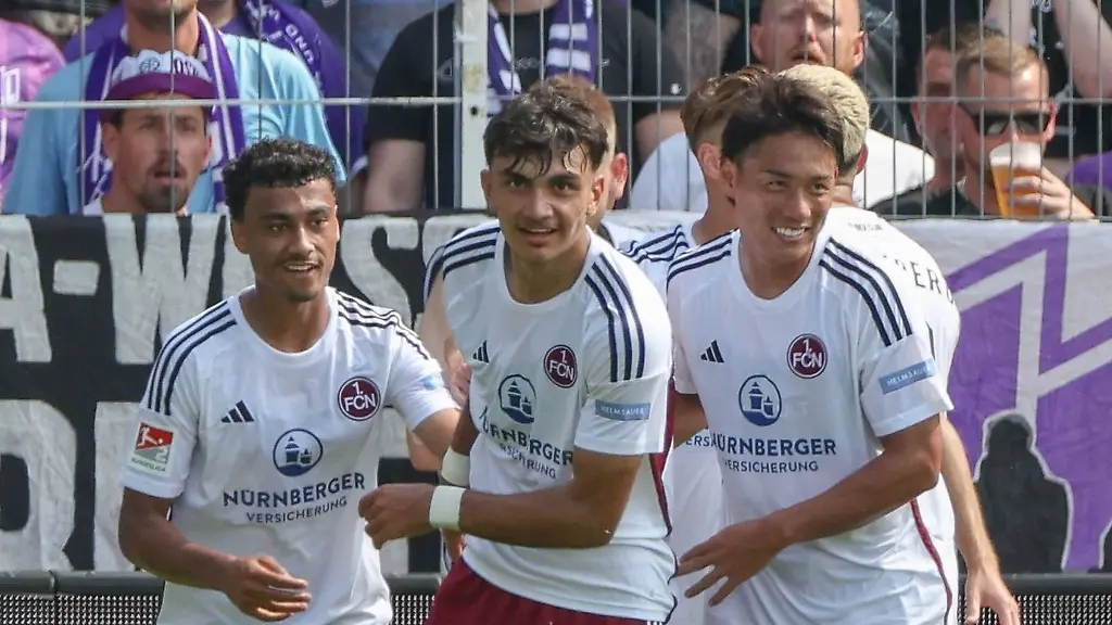 Nuernbergs-Torschuetze-Can-Uzun-M-feiert-seinen-Treffer-zum-0-1-mit-Nathaniel-Brown-l-und-Daichi-Hayashi
