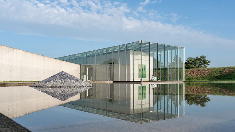 Die raffinierte Architektur der Langen Foundation lässt den Blick ins Museum und auf die ersten Kunstwerke von Troika zu. 