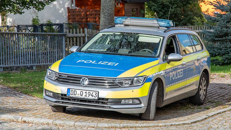 In Sachsen rückte die Polizei wiederholt an einem ehemaligen Hotel an, das jetzt von "Reichsbürgern" bewohnt wird. (Archivbild)