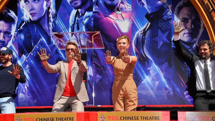 Robert Downey Jr, Mark Ruffalo, Scarlett Johansson, Chris Evans und weitere "Avengers"-Stars sprechen sich für Harris aus.