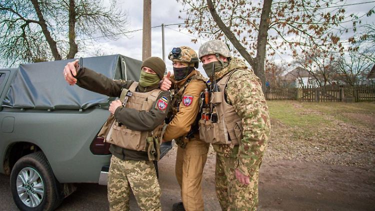 Soldaten mit dem Emblem der 88. mechanisierten Brigade. 