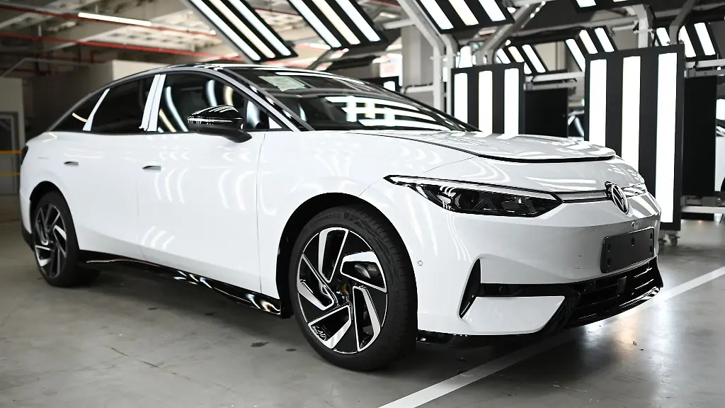 Der-neue-vollelektrischen-ID-7-von-Volkswagen-steht-im-VW-Werk-Emden-in-der-Produktionshalle