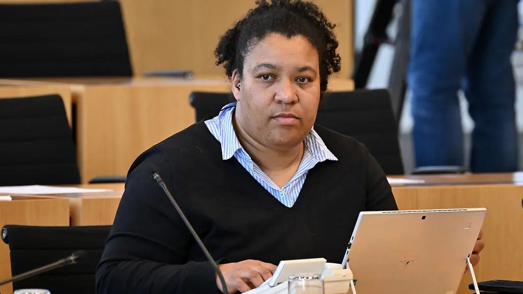 Doreen-Denstaedt-Buendnis90-Die-Gruenen-Ministerin-fuer-Migration-sitzt-im-Plenarsaal