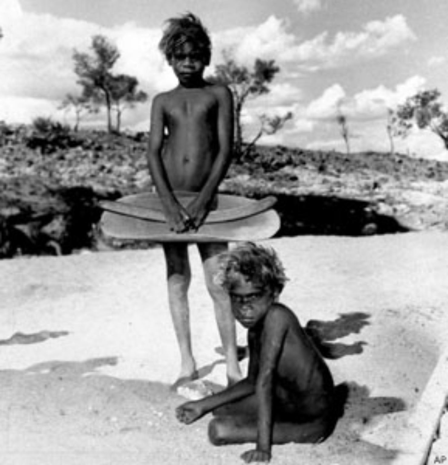 Den Aborigines wurde ihr Land genommen, ihre Kultur, ihre Sprache - und sie wurden ihrer Kinder beraubt. Bis in die 1980er Jahre litten sie unter den europäischen Einwanderern und wurden erst in diesem Jahr offiziell um Verzeihung gebeten.