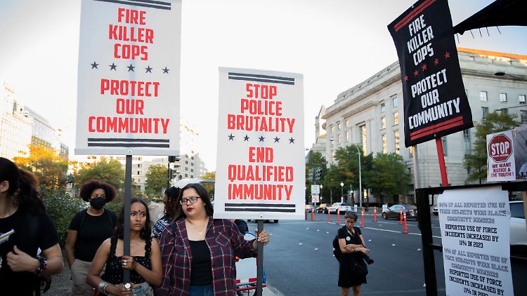 Menschen demonstrieren im US-Bundesstaat Washington gegen Polizeigewalt.