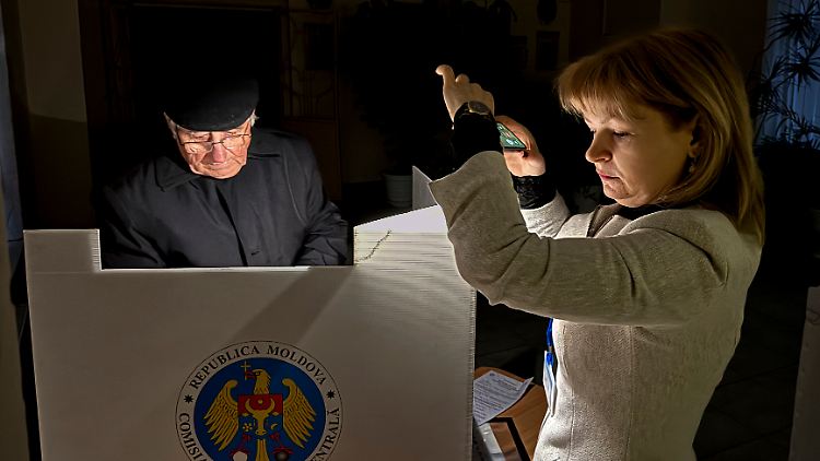 Beim ersten Wahlgang kam es zum Stromausfall. Eine Wahlhelferin griff kurzerhand zur Handy-Taschenlampe. 