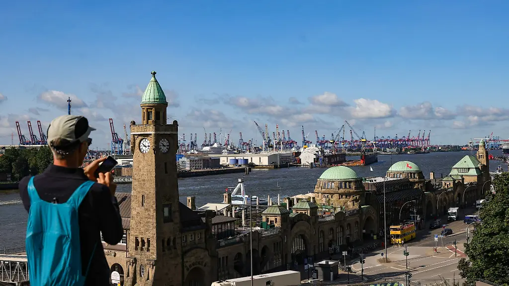 Touristen-haben-geniessen-vom-Stintfang-aus-die-Aussicht-auf-den-Hafen-Hamburg