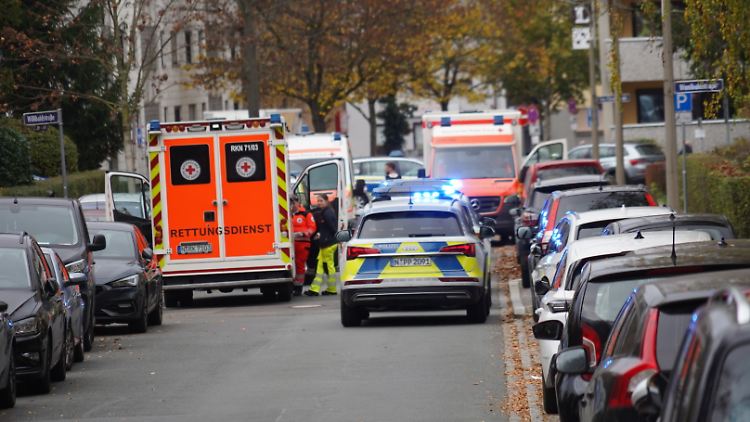Polizei und Rettungsfahrzeuge sind in Nürnberg im Einsatz. 