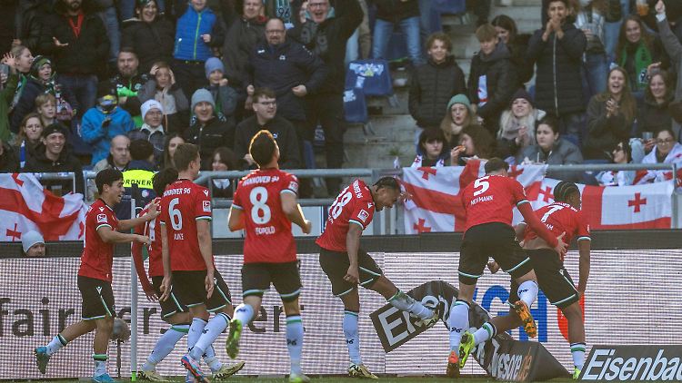 Die Freude ist groß. Ngankam und Hannover stürmen an die Spitze.