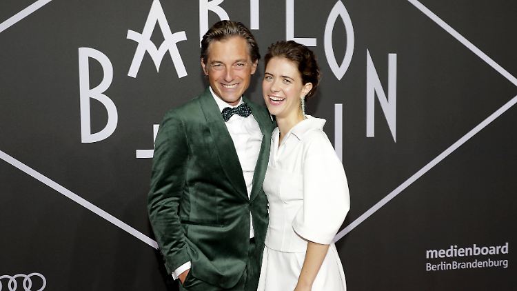 Volker Bruch und Liv Lisa Fries sind die Stars in "Babylon Berlin". Jetzt suchen sie viele Darsteller aus Berlin und Brandenburg.