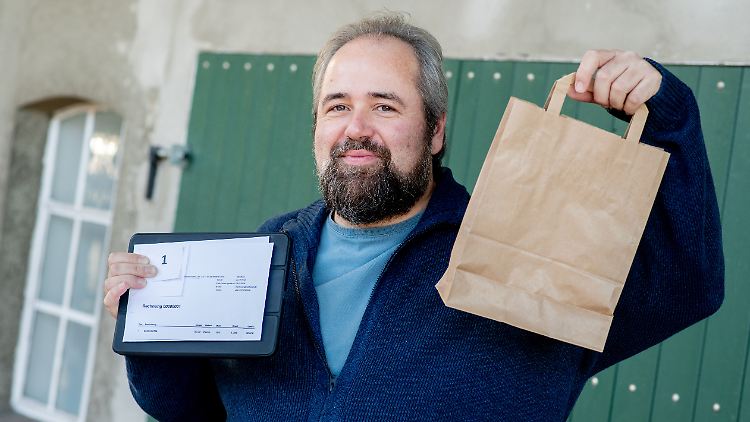 Michael Jaskulewicz bekam als erstes Mitglied des Vereins einige Gramm Cannabis.