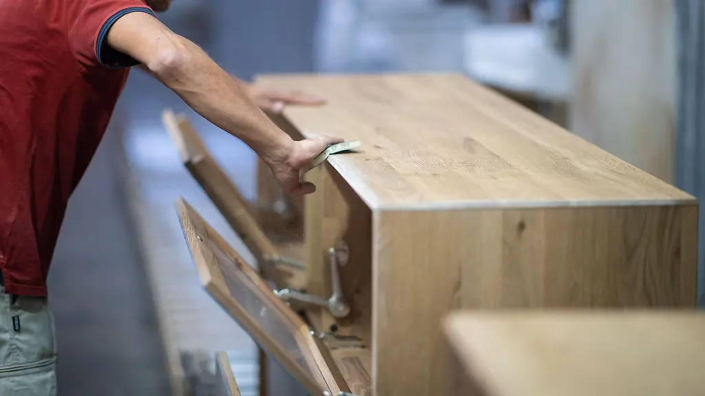 Neue-Moebel-werden-geschliffen