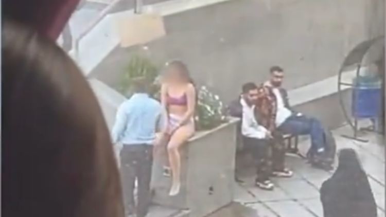 Die protestierende Frau wurde vor rund zwei Wochen festgenommen. 